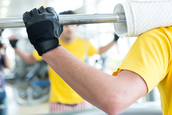 Man op de sportschool — Stockfoto