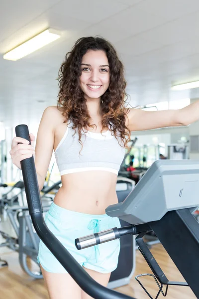 Kvinna på gymmet — Stockfoto