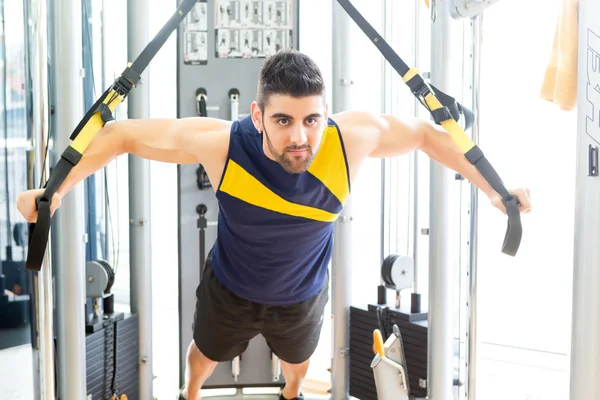 Man op de sportschool — Stockfoto