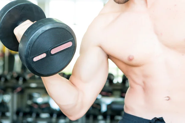 Man op de sportschool — Stockfoto