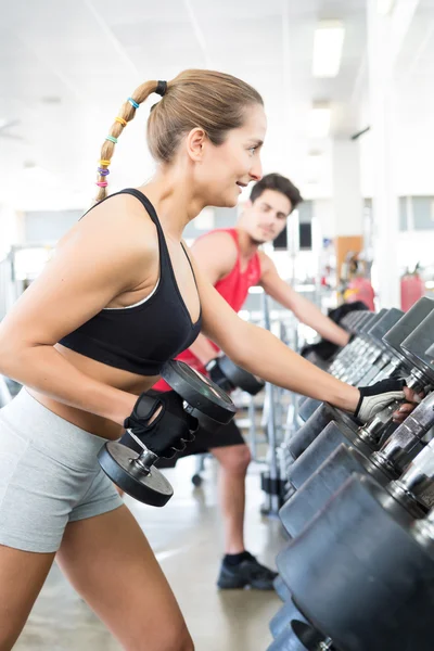 Kvinna på gymmet — Stockfoto