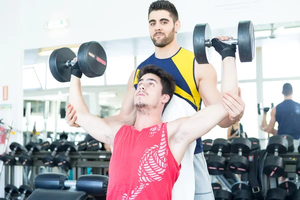 Man op de sportschool — Stockfoto