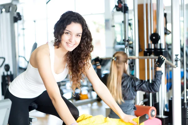 Femme au gymnase Image En Vente