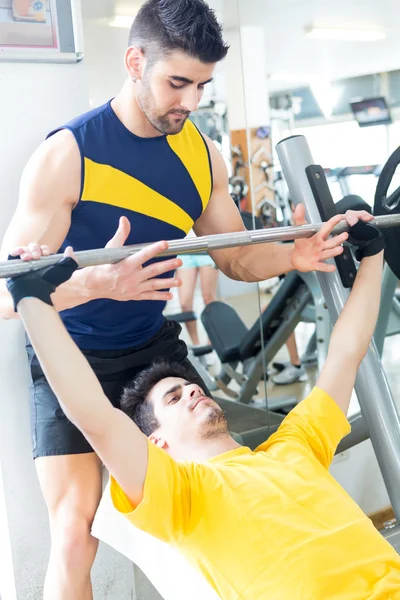 Man op de sportschool — Stockfoto