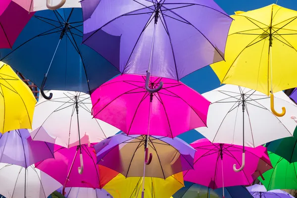 Guarda-chuvas colorindo o céu — Fotografia de Stock