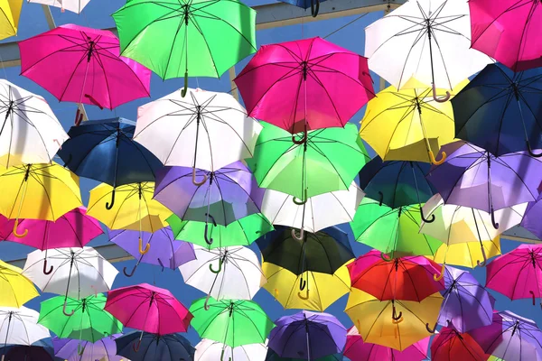 Зонты, окрашивающие небо — стоковое фото