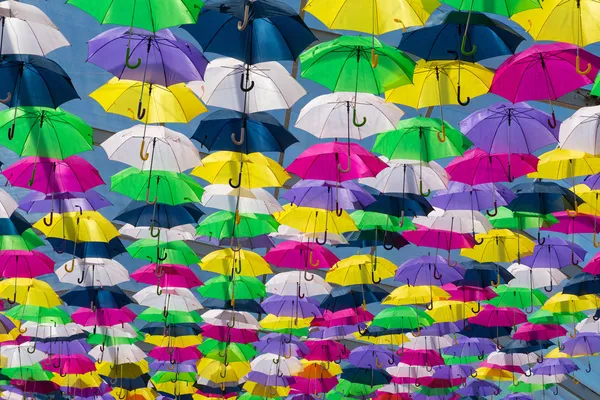 Ombrelli colorare il cielo — Foto Stock