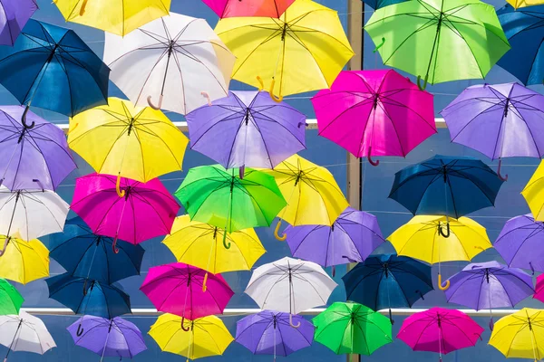 Guarda-chuvas colorindo o céu — Fotografia de Stock