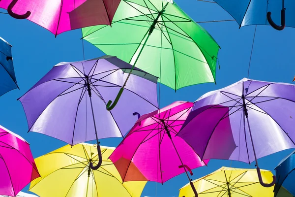 Guarda-chuvas colorindo o céu — Fotografia de Stock