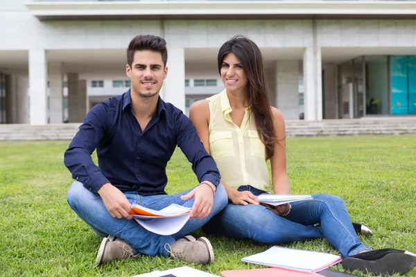 Coppia di studenti — Foto Stock