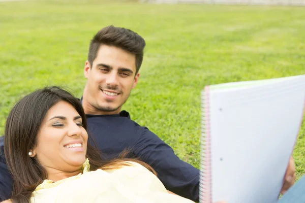 Couple d'étudiants — Photo