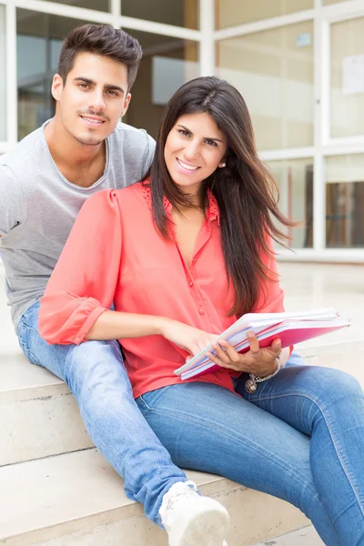 Casal de estudantes — Fotografia de Stock