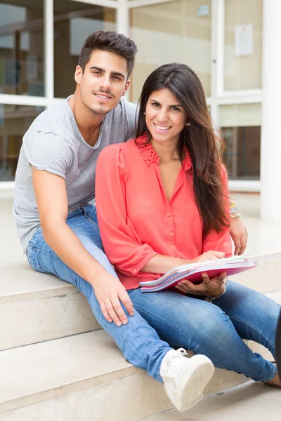 Casal de estudantes — Fotografia de Stock