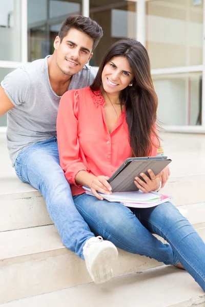 Casal de estudantes — Fotografia de Stock