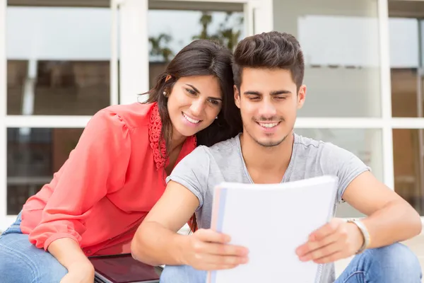 Casal de estudantes — Fotografia de Stock