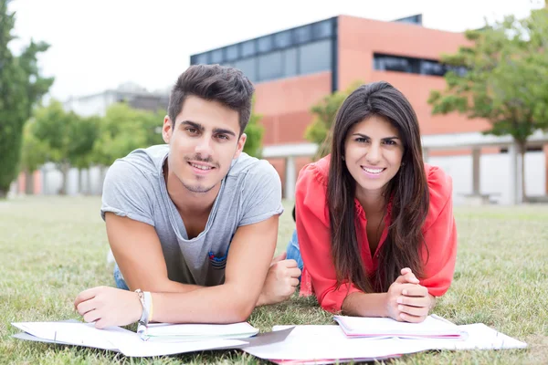 Casal de estudantes — Fotografia de Stock