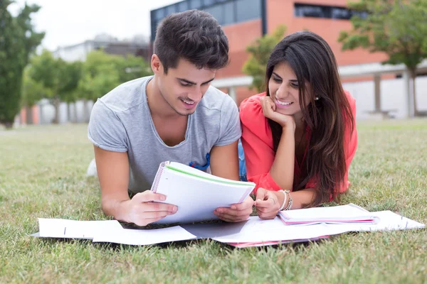 Pareja de estudiantes — Foto de Stock