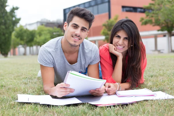 Studentenpaar — Stockfoto