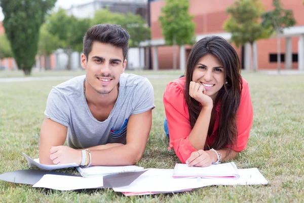 Coppia di studenti — Foto Stock