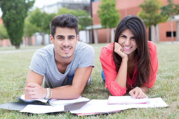 Coppia di studenti — Foto Stock