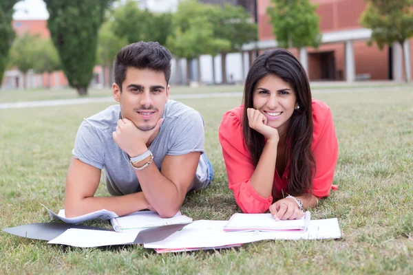 Casal de estudantes — Fotografia de Stock