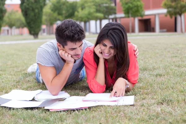 Pareja de estudiantes — Foto de Stock