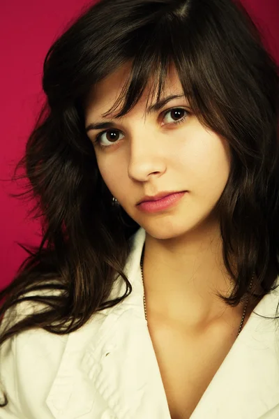 Retrato de mujer joven aislado sobre fondo rojo —  Fotos de Stock