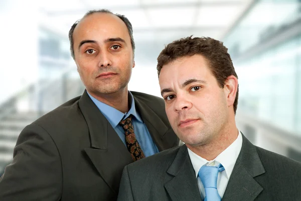 Två affärsmän stående på kontoret — Stockfoto
