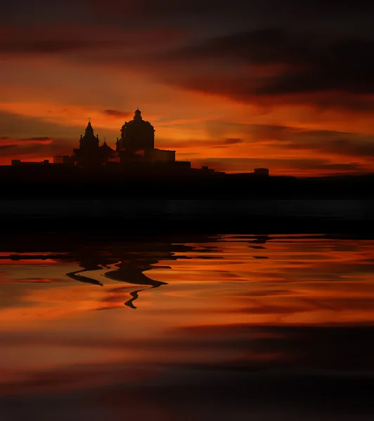 Malta eiland bij zonsondergang met waterreflectie — Stockfoto