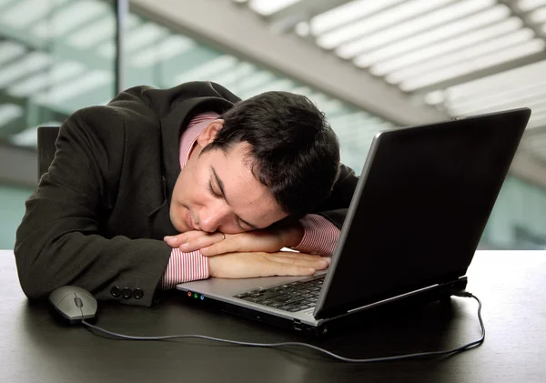 Joven hombre de negocios durmiendo en el portátil — Foto de Stock