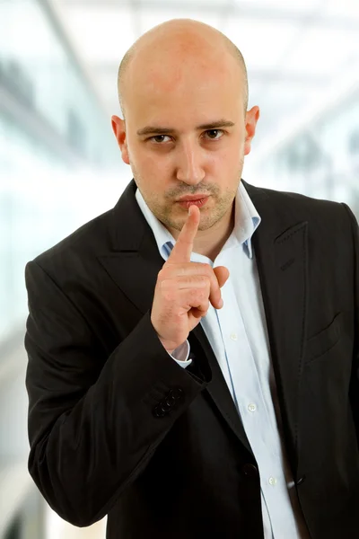 Sessizlik jest parmağıyla ağız içinde gösterilen genç adam — Stok fotoğraf