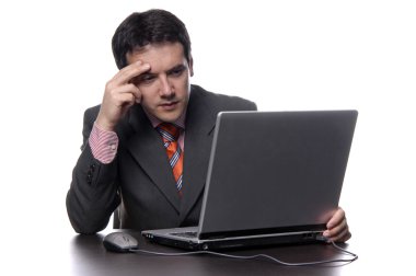 laptop merak ve çalışan bir genç adam olduğunu