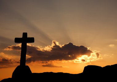 gün batımında cross siluet ve bulutlar