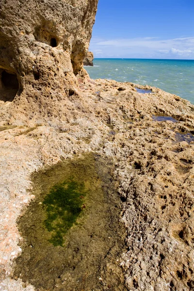 Costa rocosa del algarve, al sur de portugal — Foto de Stock