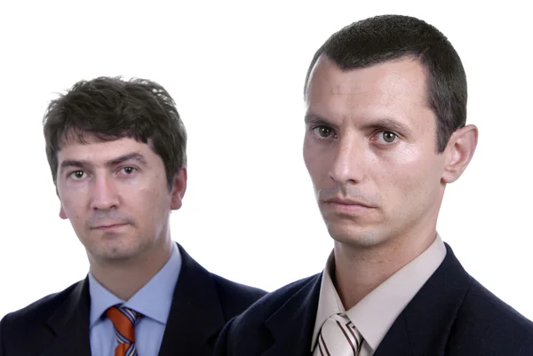 白の 2 つの若いビジネスの男性の肖像画。右側の男性に焦点を当てる — ストック写真