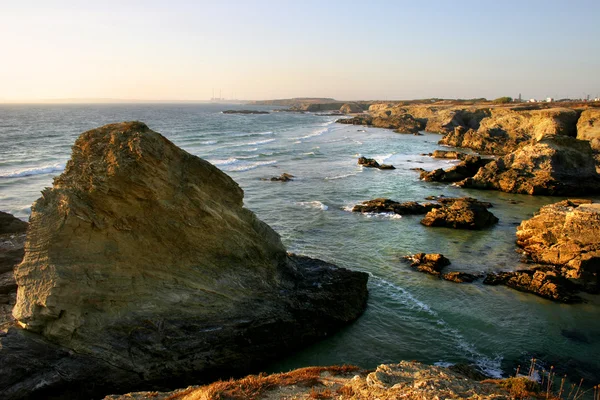 Kustnära klippor på södra portugal — Stockfoto