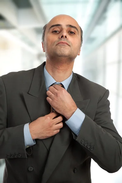 Adjusting tie — Stock Photo, Image