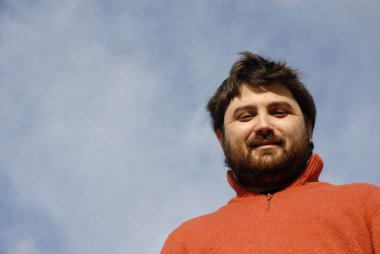 Genç casual adam arka plan gökyüzü ile