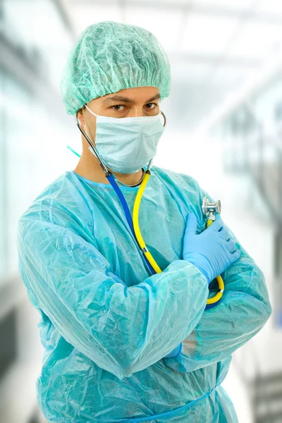 Un jeune homme médecin à l'hôpital — Photo