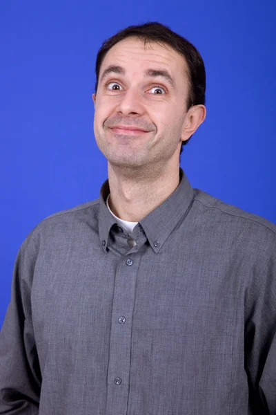 Portrait d'un jeune homme sur fond bleu — Photo