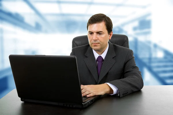 Young business man working with is laptop — Stock Photo, Image