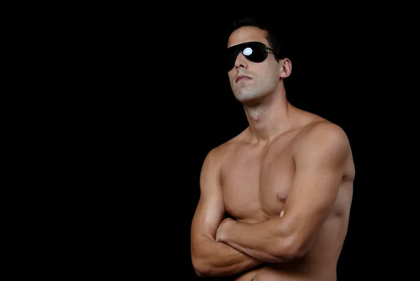 Обнажённая мужская модель в солнцезащитных очках — стоковое фото