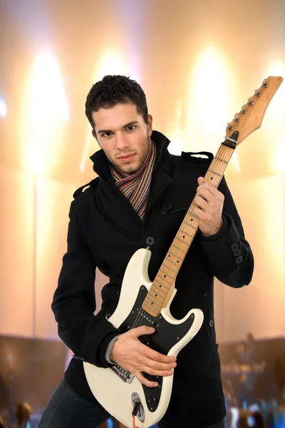 Молодой человек с гитарой на концерте — стоковое фото