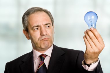 ofiste bir lamba ile olgun iş adamı