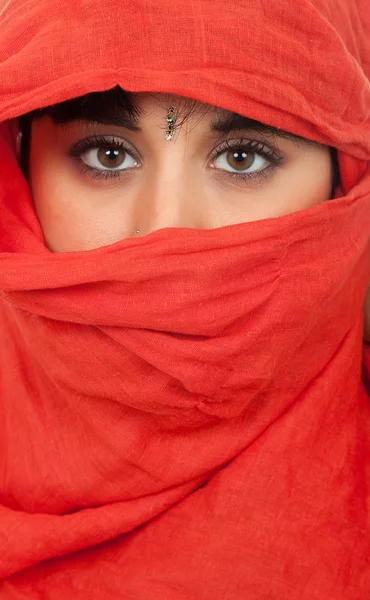 Jeune femme avec un voile — Photo