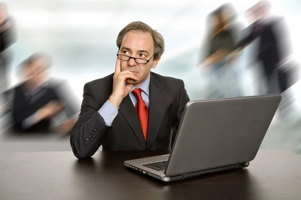 Reifer Geschäftsmann arbeitet mit seinem Laptop — Stockfoto