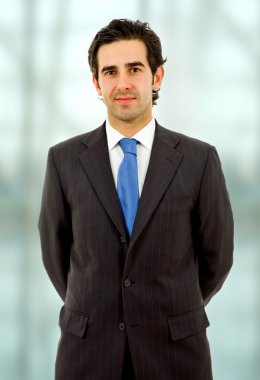 mutlu genç iş adamı kapatmak dikey