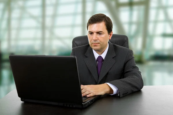 Joven hombre de negocios que trabaja con es portátil — Foto de Stock