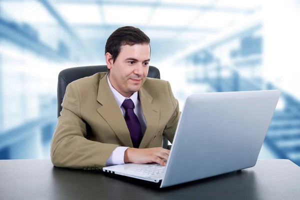 Jovem homem de negócios que trabalha com é laptop — Fotografia de Stock