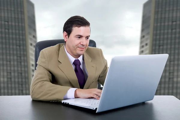 Jonge zakenman werken met is laptop — Stockfoto